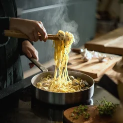 FiskarsSautierpfanne mit Deckel 26 cm Norden Steel