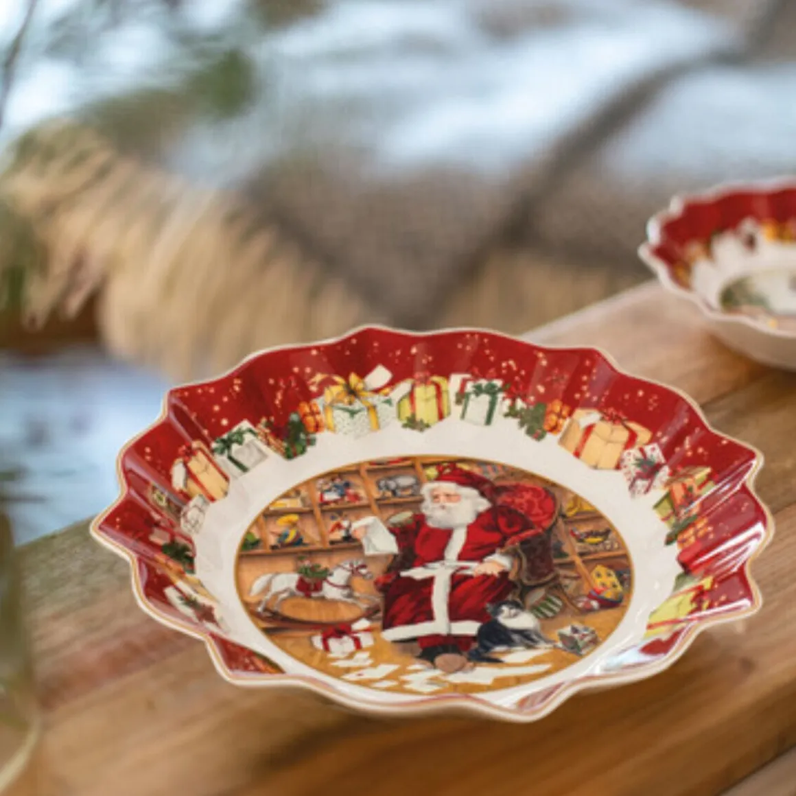 Villeroy & BochSchale 25 cm Toy’s Fantasy Santa liest Wunschzettel